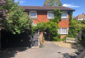 Lewes Beautiful sunny flat near the historic town allows 18 year olds to book a room