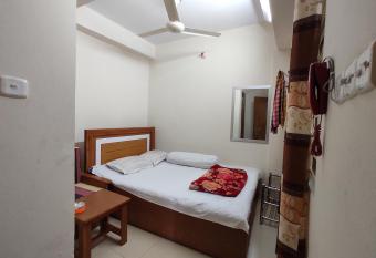 Hotel New Royal Palace allows 18 year olds to book a room