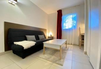 Superbe studio r  nov   avec piscine Aix-en-Provence allows 18 year olds to book a room