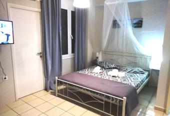 Ariadnis studio City 2 allows 18 year olds to book a room