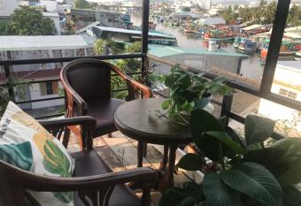 Nh   ngh    Ph    ng Dung has Balcony rooms