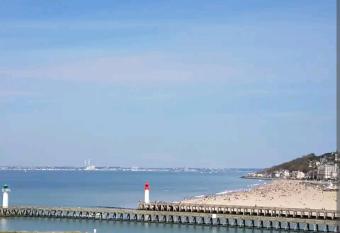 Petit appartement de charme vue mer has Balcony rooms