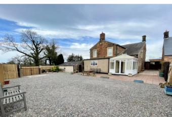 Applegarth has Balcony rooms