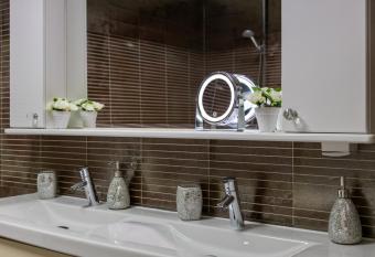 Luxury Apartment R&B           has rooms with a private hot tub