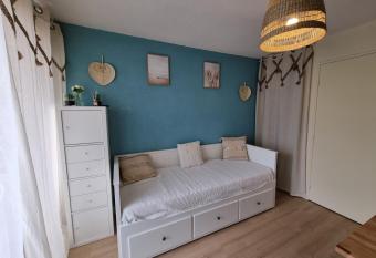 Studio cabine refait    neuf    3 minutes    pied de la plage has Balcony rooms