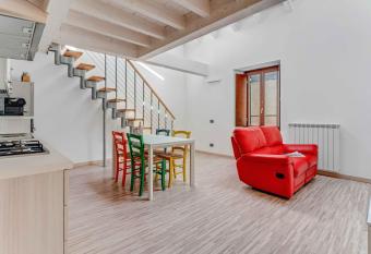 Central LOFT [Seregno-Milano] allows 18 year olds to book a room