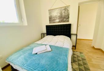 Mon ind  pendant Wifi Parking Terrasse Un-S  jour-  -Part allows 18 year olds to book a room