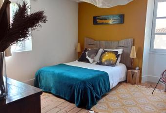 St ybars chez Annick et Alain allows 18 year olds to book a room