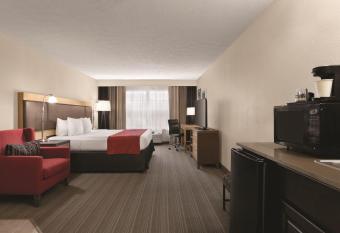 Country Inn & Suites by Radisson, Fairborn S, OH has rooms with a private hot tub
