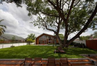 Nutnicha river house has Balcony rooms