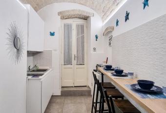 La casa di Michele allows 18 year olds to book a room