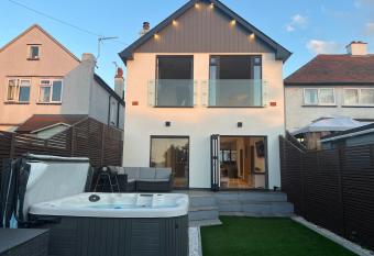 Broadway Beach Homes AirBnb with Hot tub has Balcony rooms