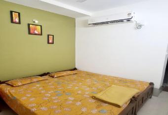 NEW BOMBAY LODGE allows 18 year olds to book a room