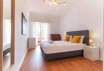 Oeiras Balcony by Homing has Balcony rooms