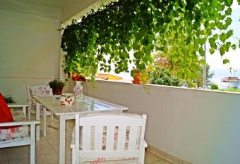 20 meters from the beach has Balcony rooms