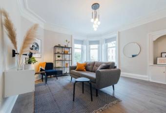 Stylish Stirling Apartment - free parking allows 18 year olds to book a room