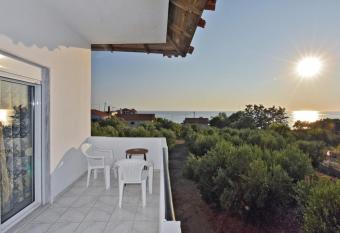 Katies Spacious House by a quiet beach next to Nea Potidea has Balcony rooms