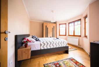 Spacious & Modern Apartments- Old Town allows 18 year olds to book a room