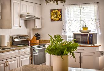 Welcome to the Cottage: A Home Away from Home has Balcony rooms