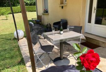 G  te des Combes Blanches avec piscine et jacuzzi allows 18 year olds to book a room