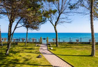 Epico Seafront & Garden Apartments allows 18 year olds to book a room