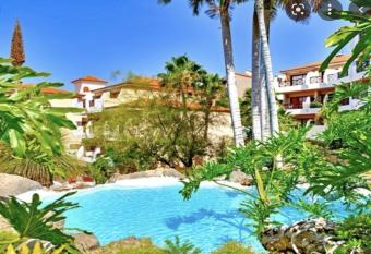 sweet caroline (oh, oh, oh) has Balcony rooms