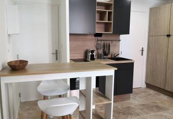 Orange Th    tre allows 18 year olds to book a room