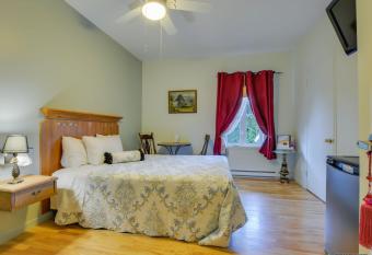 Auberge Akamaraska allows 18 year olds to book a room