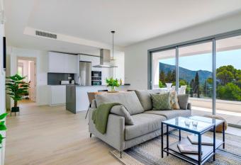 Central Apartment with a view has Balcony rooms