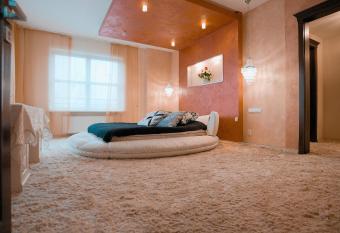 Boutique Apartamenty has rooms with a private hot tub