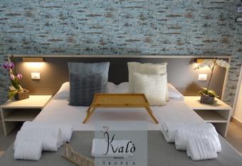 KAL   ROOMS has Balcony rooms