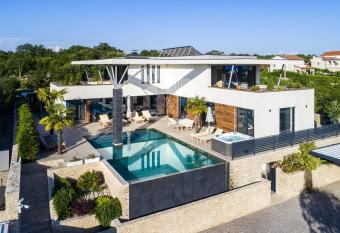 FIRST RESIDENCE Villa Eternity has Balcony rooms