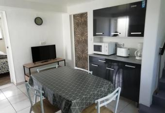 Location saisonniere has Balcony rooms