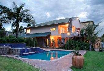 Country Park Guest House - Muldersdrift allows 18 year olds to book a room
