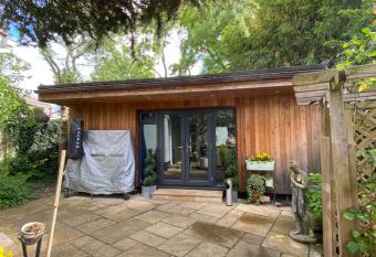 Thistle Lodge - Quiet Garden lodge with off road parking allows 18 year olds to book a room