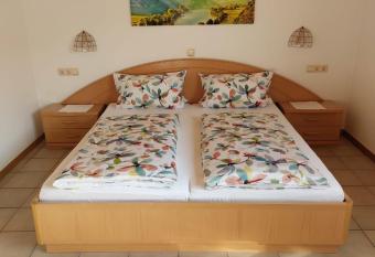 G  stehaus Annette Hermes-Hoffmann allows 18 year olds to book a room