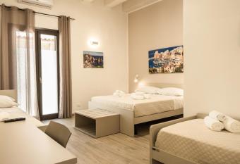 ANNICRU  AFFITTACAMERE has Balcony rooms