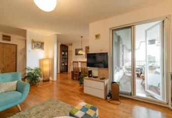 Riverside Gallery has Balcony rooms