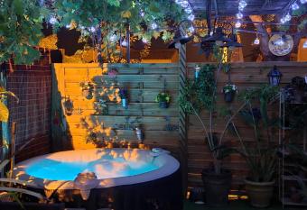 D  pendance de 30m   dans maison avec entr  e priv  e allows 18 year olds to book a room