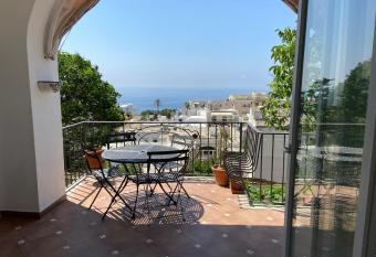 Casa Arturo has Balcony rooms