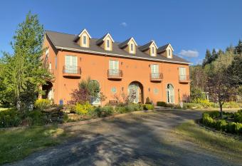 Lakeside Villa has Balcony rooms