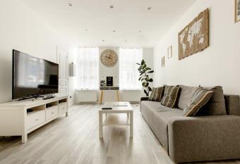 Agr  able et Spacieux #SINETTA# allows 18 year olds to book a room