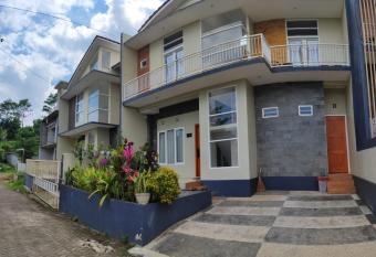 Villa Maryam Batu has Balcony rooms