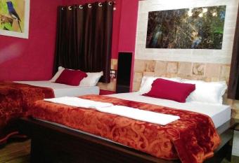 THELMA S CROFT ground floor homestay with kitchenette WiFi homefood Netflix mountain view has Balcony rooms