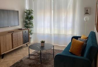 AZ El Balc  n De Ver  nica II - Teatro Romano allows 18 year olds to book a room