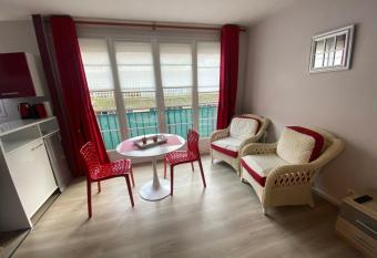 Studio avec parking priv   au c  ur du Tr  port allows 18 year olds to book a room