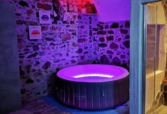 La Cantinetta di Sve has rooms with a private hot tub