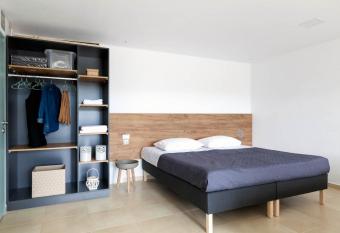 Livingfy Apt with mountain view & garden has Balcony rooms