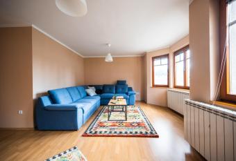 Duplex Apartment for up to 12 people- Old Town allows 18 year olds to book a room