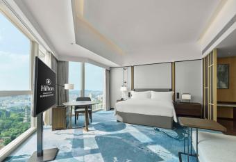 Hilton Foshan Shunde has rooms with a private hot tub